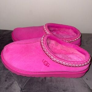 UGG Women’s Bright Pink Shearling Lined Slip-On Slippers 💖